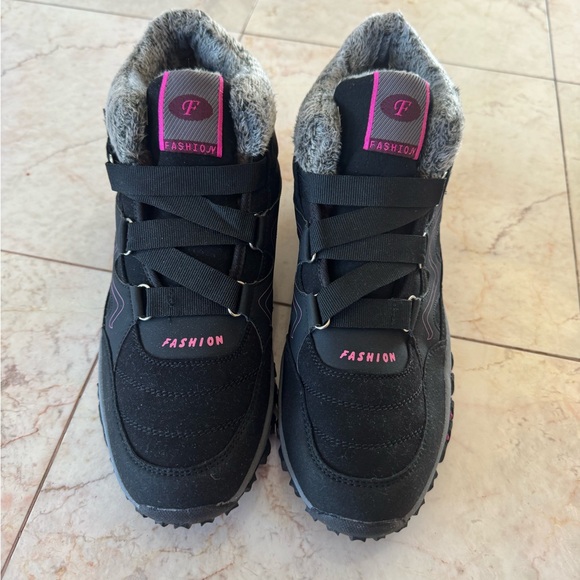 Black and Pink Winter Shoes with Fur Lining - Picture 2 of 4